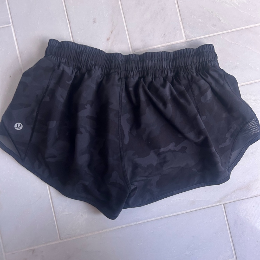Lululemon hotty hot 2.5 inch shorts - Picture 3 of 3